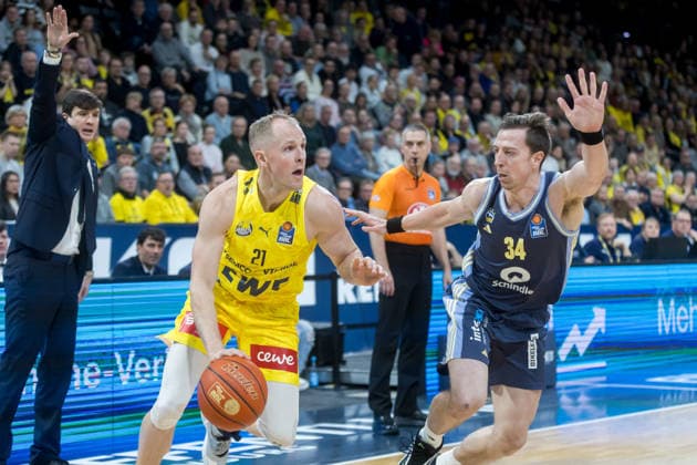 Oldenburg, Lower Saxony, DEU, 04 01 2026, Seth Hinrichs left, EWE Baskets Oldenburg and Justin Bean right, Alba Berlin EWE Baskets Oldenburg vs Alba Berlin Basketball 1 Basketball Bundesliga Season 2025 2026, Matchday 14, Grosse EWE Arena EWE Baskets Oldenburg vs Alba Berlin