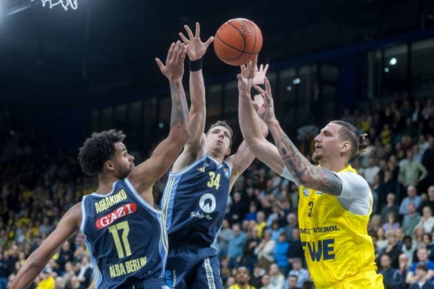 Oldenburg, Lower Saxony, DEU, 04 01 2026, Tomislav Zubcic right, EWE Baskets Oldenburg , Justin Bean center, Alba Berlin and Norris Agbakoko left, Alba Berlin EWE Baskets Oldenburg vs Alba Berlin Basketball 1 Basketball Bundesliga Season 2025 2026, Matchday 14, Grosse EWE Arena EWE Baskets Oldenburg vs Alba Berlin