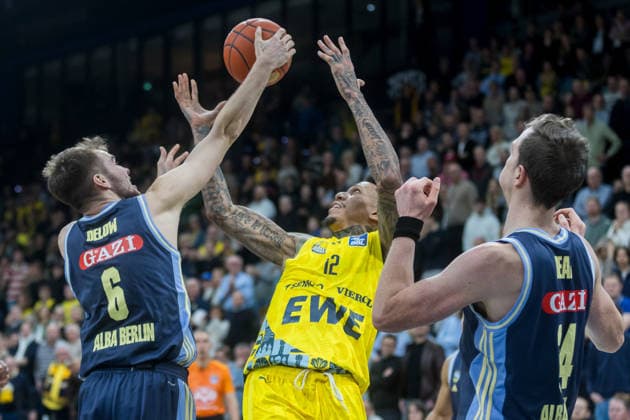 Oldenburg, Lower Saxony, DEU, 04 01 2026, Michale Kyser center, EWE Baskets Oldenburg , Malte Delow left, Alba Berlin and Justin Bean right, Alba Berlin EWE Baskets Oldenburg vs Alba Berlin Basketball 1 Basketball Bundesliga Season 2025 2026, Matchday 14, Grosse EWE Arena EWE Baskets Oldenburg vs Alba Berlin