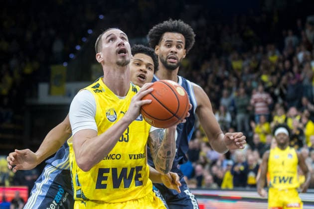 Oldenburg, Lower Saxony, DEU, 04 01 2026, Tomislav Zubcic center, EWE Baskets Oldenburg , Jack Kayil center, Alba Berlin and Norris Agbakoko right, Alba Berlin , EWE Baskets Oldenburg vs Alba Berlin Basketball 1 Basketball Bundesliga Season 2025 2026, Matchday 14, Grosse EWE Arena EWE Baskets Oldenburg vs Alba Berlin