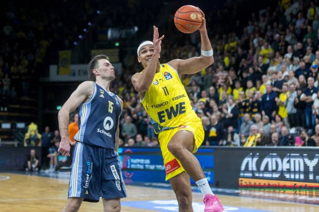 Oldenburg, Lower Saxony, DEU, 04 01 2026, Nicholas Tischler right, EWE Baskets Oldenburg and Martin Hermannsson left, Alba Berlin EWE Baskets Oldenburg vs Alba Berlin Basketball 1 Basketball Bundesliga Season 2025 2026, Matchday 14, Grosse EWE Arena EWE Baskets Oldenburg vs Alba Berlin