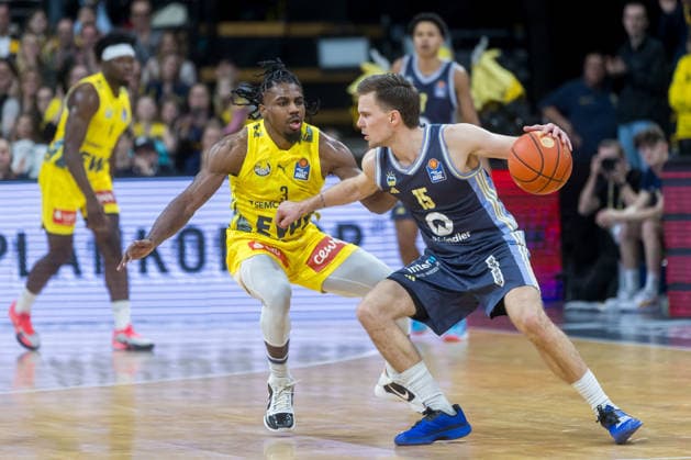 Oldenburg, Lower Saxony, DEU, 04 01 2026, Christopher Clemons left, EWE Baskets Oldenburg and Martin Hermannsson right, Alba Berlin EWE Baskets Oldenburg vs Alba Berlin Basketball 1 Basketball Bundesliga Season 2025 2026, Matchday 14, Grosse EWE Arena EWE Baskets Oldenburg vs Alba Berlin