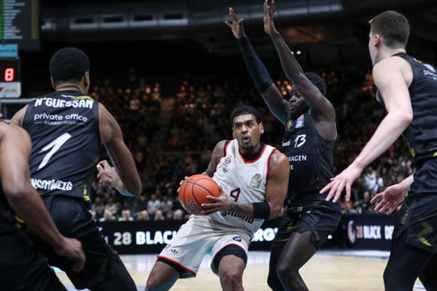 04 01 2026, xgox, Basketball, easyCredit BBL, Basketball Loewen Braunschweig FC Bayern München emspor, v l Xavier Rathan Mayes Bayern, 4 , Barra Njie Braunschweig, 13 duel, duel, fight, tackle Braunschweig