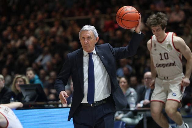 04 01 2026, xgox, Basketball, easyCredit BBL, Basketball Loewen Braunschweig FC Bayern München emspor, v l Svetislav Pesic Bayern, Coach Braunschweig