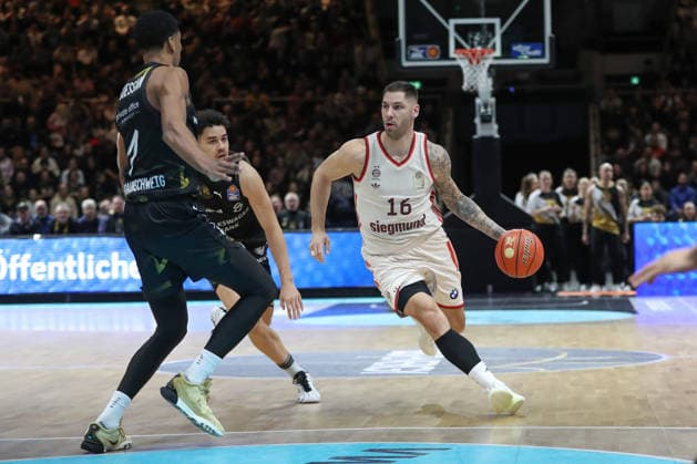 04 01 2026, xgox, Basketball, easyCredit BBL, Basketball Loewen Braunschweig FC Bayern München emspor, v l Joshua Obiesie Braunschweig, 8 , Stefan Jovic Bayern, 16 Braunschweig