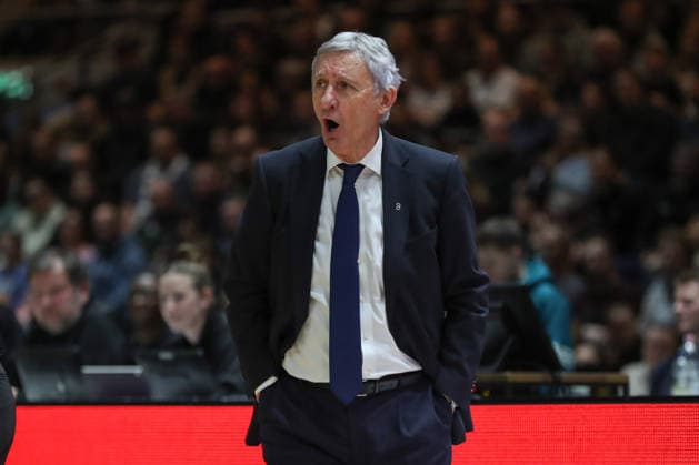 04 01 2026, xgox, Basketball, easyCredit BBL, Basketball Loewen Braunschweig FC Bayern München emspor, v l Svetislav Pesic Bayern, Coach Braunschweig