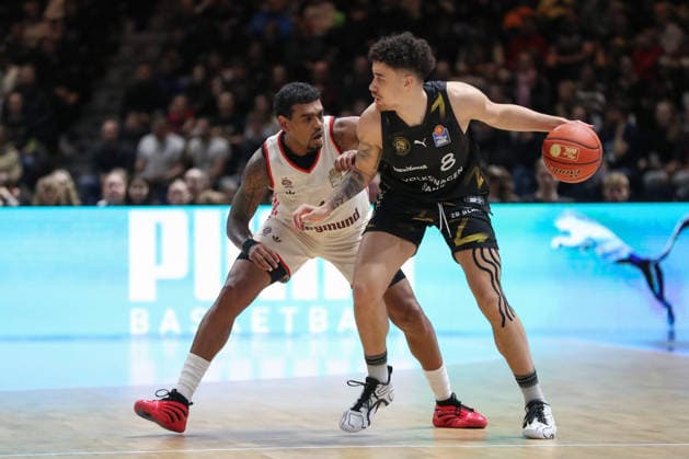 04 01 2026, xgox, Basketball, easyCredit BBL, Basketball Loewen Braunschweig FC Bayern München emspor, v l Xavier Rathan Mayes Bayern, 4 , Joshua Obiesie Braunschweig, 8 duel, duel, fight, tackle Braunschweig