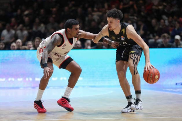 04 01 2026, xgox, Basketball, easyCredit BBL, Basketball Loewen Braunschweig FC Bayern München emspor, v l Xavier Rathan Mayes Bayern, 4 , Joshua Obiesie Braunschweig, 8 duel, duel, fight, tackle Braunschweig