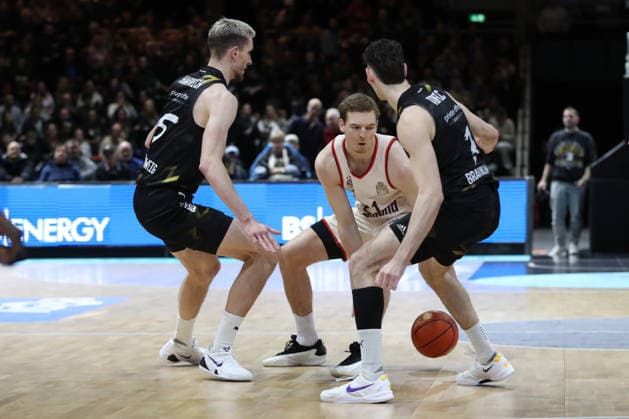 04 01 2026, xgox, Basketball, easyCredit BBL, Basketball Loewen Braunschweig FC Bayern München emspor, v l Ferdinand Zylka Braunschweig, 6 Justus Hollatz Bayern, 21 Nikola Tomic Braunschweig duel, duel, fight, tackle Braunschweig