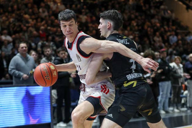 04 01 2026, xgox, Basketball, easyCredit BBL, Basketball Loewen Braunschweig FC Bayern München emspor, v l Vladimir Lucic Bayern, 11 , Nikola Tomic Braunschweig duel, duel, fight, tackle Braunschweig