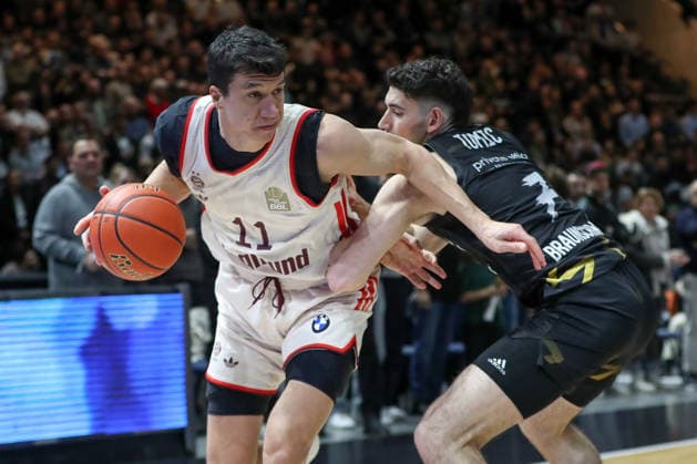 04 01 2026, xgox, Basketball, easyCredit BBL, Basketball Loewen Braunschweig FC Bayern München emspor, v l Vladimir Lucic Bayern, 11 , Nikola Tomic Braunschweig duel, duel, fight, tackle Braunschweig