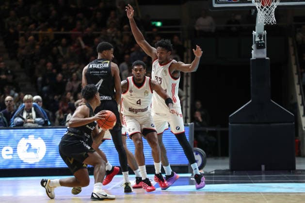 04 01 2026, xgox, Basketball, easyCredit BBL, Basketball Loewen Braunschweig FC Bayern München emspor, v l Xavier Rathan Mayes Bayern, 4 and David McCormack Bayern, 33 block their opponents Braunschweig