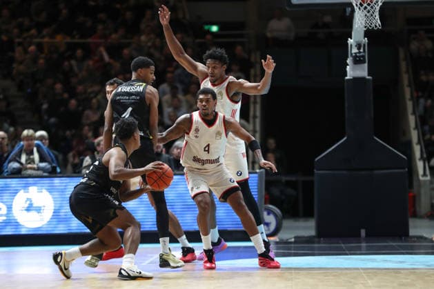04 01 2026, xgox, Basketball, easyCredit BBL, Basketball Loewen Braunschweig FC Bayern München emspor, v l Xavier Rathan Mayes Bayern, 4 and David McCormack Bayern, 33 block their opponents Braunschweig