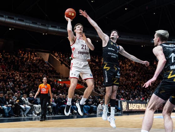 Justus Hollatz FC Bayern Muenchen, 21 with a throw Nikola Tomic Basketball Loewen Braunschweig, 07 tries to block Basketball Loewen Braunschweig vs FC Bayern Muenchen, Basketball, easyCredit Basketball Bundesliga, 14 Matchday, Season 2025 2026, 04 01 2026 Basketball Loewen Braunschweig vs FC Bayern Muenchen, Basketball, easyCredit Basketball Bundesliga, 14 Matchday, Season 2025 2026, 04 01 2026 Braunschweig Copyright: xEibner-Pressefoto DamianxKruczynx EP_DKI