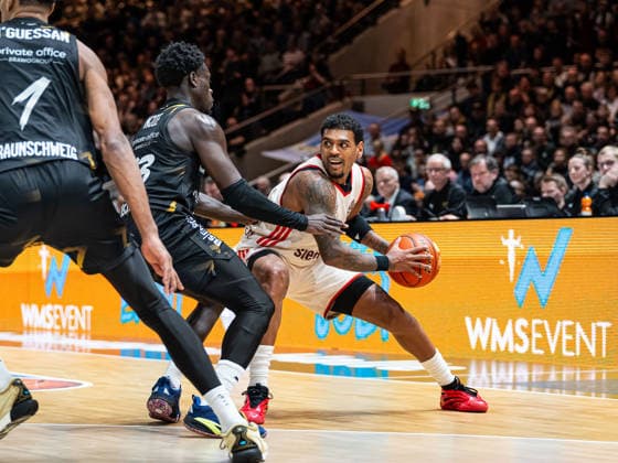 Xavier Rathan Mayes FC Bayern Muenchen, 04 in duel against Barra Njie Basketball Loewen Braunschweig, 13 Basketball Loewen Braunschweig vs FC Bayern Muenchen, Basketball, easyCredit Basketball Bundesliga, Matchday 14, Season 2025 2026, 04 01 2026 Basketball Loewen Braunschweig vs FC Bayern Muenchen, Basketball, easyCredit Basketball Bundesliga, Matchday 14, Season 2025 2026, 04 01 2026 Braunschweig Copyright: xEibner-Pressefoto DamianxKruczynx EP_DKI