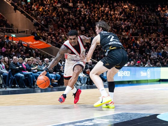 Xavier Rathan Mayes FC Bayern Muenchen, 04 in duel against Benny Schroeder Basketball Loewen Braunschweig, 02 Basketball Loewen Braunschweig vs FC Bayern Muenchen, Basketball, easyCredit Basketball Bundesliga, Matchday 14, Season 2025 2026, 04 01 2026 Basketball Loewen Braunschweig vs FC Bayern Muenchen, Basketball, easyCredit Basketball Bundesliga, Matchday 14, Season 2025 2026, 04 01 2026 Braunschweig Copyright: xEibner-Pressefoto DamianxKruczynx EP_DKI