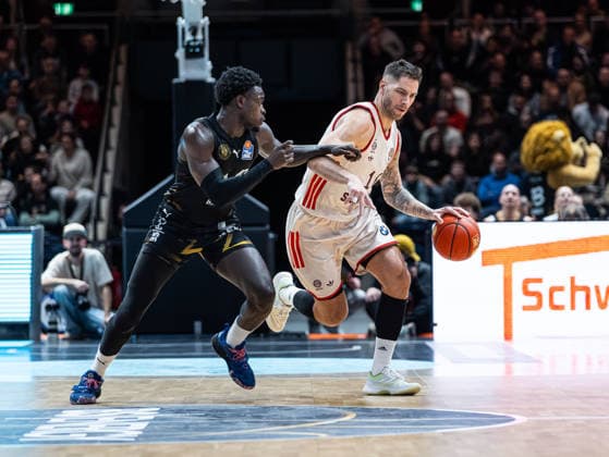 Stefan Jovic FC Bayern Muenchen, 16 in duel against Barra Njie Basketball Loewen Braunschweig, 13 Basketball Loewen Braunschweig vs FC Bayern Muenchen, Basketball, easyCredit Basketball Bundesliga, Matchday 14, Season 2025 2026, 04 01 2026 Basketball Loewen Braunschweig vs FC Bayern Muenchen, Basketball, easyCredit Basketball Bundesliga, Matchday 14, Season 2025 2026, 04 01 2026 Braunschweig Copyright: xEibner-Pressefoto DamianxKruczynx EP_DKI