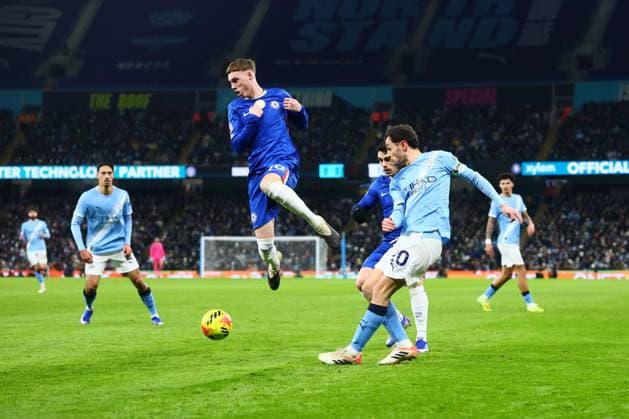 Cole Palmer of Chelsea and Bernardo Silva of Manchester City Manchester City v Chelsea, Premier League, Football, Etihad Stadium, Manchester, UK - 04 Jan 2026Manchester Etihad Stadium United Kingdom EDITORIAL USE ONLY No use with unauthorised audio, video, data, fixture lists, club league logos or live services. Online in-match use limited to 120 images, no video emulation. No use in betting, games or single club league player publications.  Copyright: xPaulxCurrie Shutterstockx 16220539ax