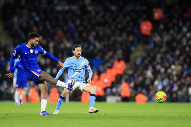 4th January 2026; Etihad Stadium, Manchester, Lancashire, England; Premier League Football, Manchester City versus Chelsea; Reece James of Chelsea passes the ball under pressure from Bernardo Silva of Manchester City  DavidxBlunsden