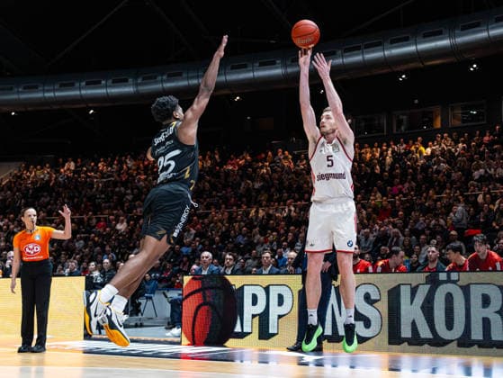 Niels Giffey FC Bayern Muenchen, 05 at the 3 meter throw against Grant Sherfield Basketball Loewen Braunschweig, 25 Basketball Loewen Braunschweig vs FC Bayern Muenchen, Basketball, easyCredit Basketball Bundesliga, 14 Matchday, Season 2025 2026, 04 01 2026 Basketball Loewen Braunschweig vs FC Bayern Muenchen, Basketball, easyCredit Basketball Bundesliga, 14 Matchday, Season 2025 2026, 04 01 2026 Braunschweig Copyright: xEibner-Pressefoto DamianxKruczynx EP_DKI