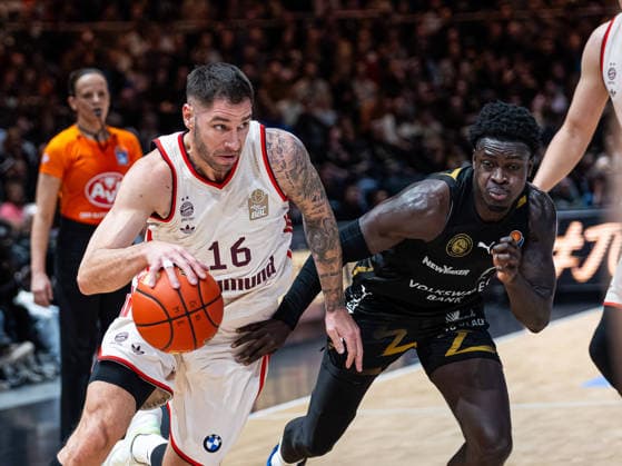 Stefan Jovic FC Bayern Muenchen, 16 in duel against Grant Sherfield Basketball Loewen Braunschweig, 25 Basketball Loewen Braunschweig vs FC Bayern Muenchen, Basketball, easyCredit Basketball Bundesliga, Matchday 14, Season 2025 2026, 04 01 2026 Basketball Loewen Braunschweig vs FC Bayern Muenchen, Basketball, easyCredit Basketball Bundesliga, Matchday 14, Season 2025 2026, 04 01 2026 Braunschweig Copyright: xEibner-Pressefoto DamianxKruczynx EP_DKI