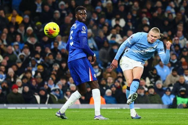 Filip Jörgensen of Chelsea shoots just wide Manchester City v Chelsea, Premier League, Football, Etihad Stadium, Manchester, UK - 04 Jan 2026Manchester Etihad Stadium United Kingdom EDITORIAL USE ONLY No use with unauthorised audio, video, data, fixture lists, club league logos or live services. Online in-match use limited to 120 images, no video emulation. No use in betting, games or single club league player publications.  Copyright: xPaulxCurrie Shutterstockx 16220539bh