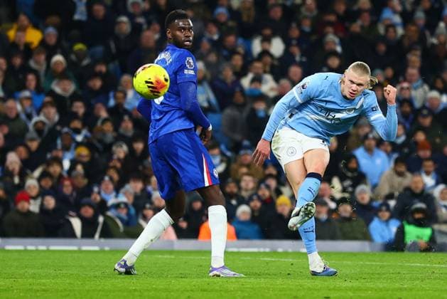 Erling Haaland of Manchester City shoots just wide Manchester City v Chelsea, Premier League, Football, Etihad Stadium, Manchester, UK - 04 Jan 2026Manchester Etihad Stadium United Kingdom EDITORIAL USE ONLY No use with unauthorised audio, video, data, fixture lists, club league logos or live services. Online in-match use limited to 120 images, no video emulation. No use in betting, games or single club league player publications.  Copyright: xPaulxCurrie Shutterstockx 16220539bm