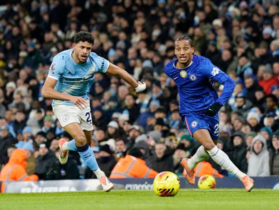 Manchester, England, 4th January 2026. Matheus Nunes of Manchester City tussles with Joao Pedro of Chelsea during the Manchester City vs Chelsea Premier League match at the Etihad Stadium, Manchester. Picture credit should read: Andrew Yates Sportimage EDITORIAL USE ONLY. No use with unauthorised audio, video, data, fixture lists, club league logos or live services. Online in-match use limited to 120 images, no video emulation. No use in betting, games or single club league player publications. SPI_055_AY_Man_City_Chelsea SPI-4432-0054