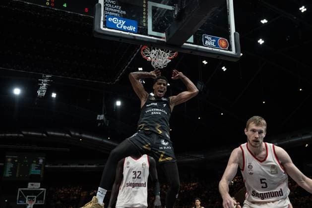 Game action with David NGuessan 1 Basketball Lions Braunschweig and Niels Giffey 5 FC Bayern Basketball near the basket David NGuessan 1 Basketball Lions Braunschweig in action at the basket Copyright: xFeyzullahxGökalp feyzofsportsx