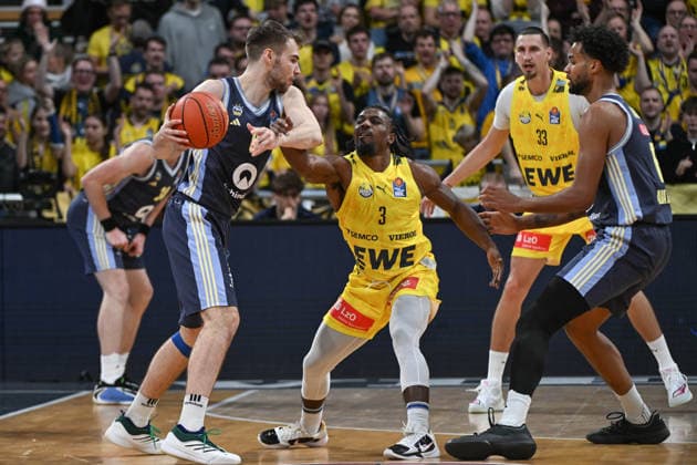 GER, Basketball, easy Credit BBL, EWE Baskets Oldenburg vs ALBA Berlin 04 01 2026, EWE Arena, Oldenburg, GER, easy Credit BBL, EWE Baskets Oldenburg vs ALBA Berlin, pictured Malte DELOW ALBA Berlin 6 Chris CLEMONS EWE Baskets Oldenburg 3 EX Oldenburg Norris AGBAKOKO ALBA Berlin 17 Tomislav ZUBCIC EWE Baskets Oldenburg 33 nordphotoxgmbhx xRojahn nph00310