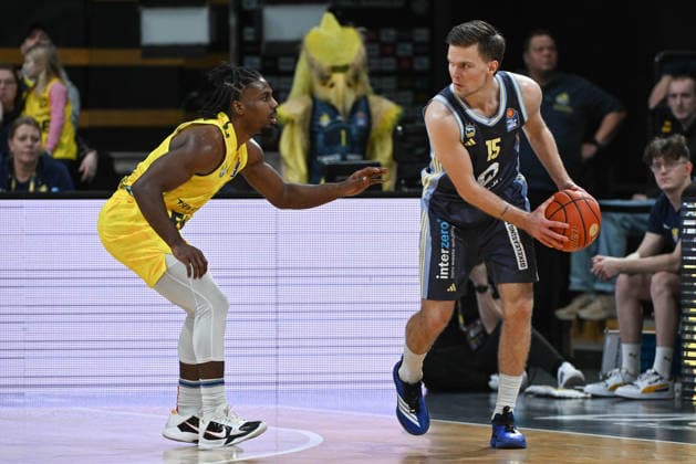 GER, Basketball, easy Credit BBL, EWE Baskets Oldenburg vs ALBA Berlin 04 01 2026, EWE Arena, Oldenburg, GER, easy Credit BBL, EWE Baskets Oldenburg vs ALBA Berlin, in the picture Martin HERMANNSSON ALBA Berlin 15 Chris CLEMONS EWE Baskets Oldenburg 3 nordphotoxgmbhx xRojahn nph00310