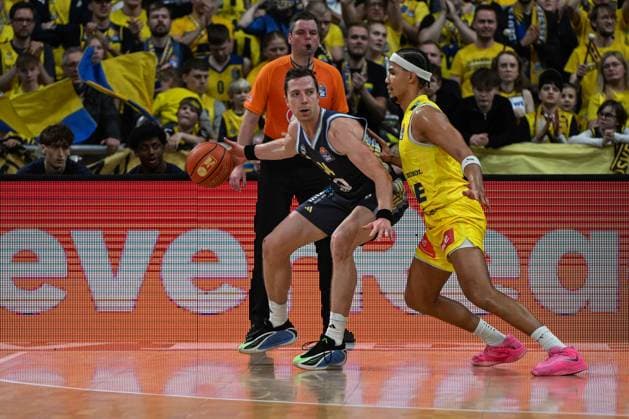 GER, Basketball, easy Credit BBL, EWE Baskets Oldenburg vs ALBA Berlin 04 01 2026, EWE Arena, Oldenburg, GER, easy Credit BBL, EWE Baskets Oldenburg vs ALBA Berlin, in the picture Justin BEAN ALBA Berlin 34 Nicholas TISCHLER EWE Baskets Oldenburg 11 nordphotoxgmbhx xRojahn nph00310