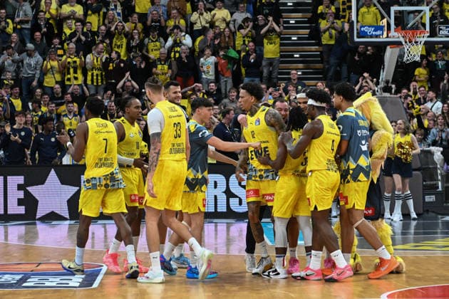 GER, Basketball, easy Credit BBL, EWE Baskets Oldenburg vs ALBA Berlin 04 01 2026, EWE Arena, Oldenburg, GER, easy Credit BBL, EWE Baskets Oldenburg vs ALBA Berlin, pictured 0,Chris CLEMONS EWE Baskets Oldenburg 3 is celebrated by Dakarai TUCKER EWE Baskets Oldenburg 7 Michale KYSER EWE Baskets Oldenburg 12 Tomislav ZUBCIC EWE Baskets Oldenburg 33 Colin SCHROEDER EWE Baskets Oldenburg 29 Brain FOBBS EWE Baskets Oldenburg 4 nordphotoxgmbhx xRojahn nph00310