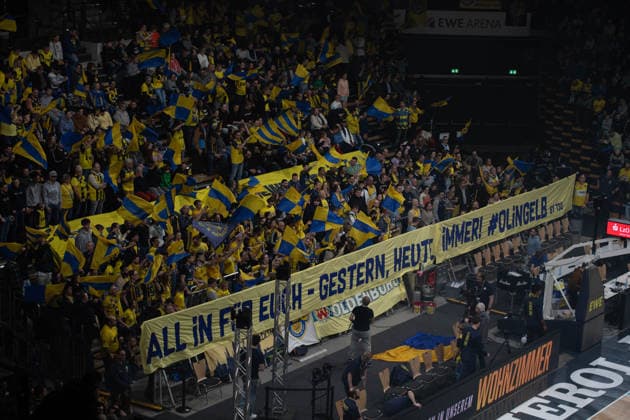 GER, Basketball, easy Credit BBL, EWE Baskets Oldenburg vs ALBA Berlin 04 01 2026, EWE Arena, Oldenburg, GER, easy Credit BBL, EWE Baskets Oldenburg vs ALBA Berlin, pictured The Baskets fan block shortly before the game nordphotoxgmbhx xRojahn nph00310