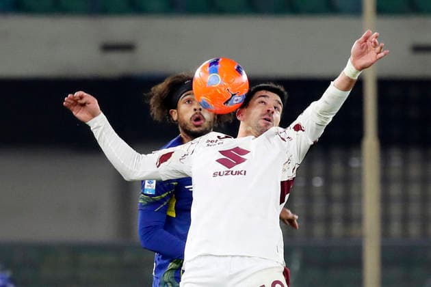 Torino™s Giovanni Simeone,Verona™s Antoine Bernede during the Serie A soccer match between Hellas Verona and Torino FC at the Bentegodi Stadium in Verona, north west Italy - Sunday , January 04 , 2026. - Soccer .  Copyright: xPaolaxGarbuio Lapressex