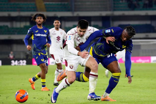 Torino™s Giovanni Simeone , Verona™s Armel Bella-Kotchap during the Serie A soccer match between Hellas Verona and Torino FC at the Bentegodi Stadium in Verona, north west Italy - Sunday , January 04 , 2026. - Soccer .  Copyright: xPaolaxGarbuio Lapressex