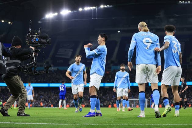 Fußball Premier League Manchester City gegen Chelsea 4. Januar 2026 Premier League Manchester City gegen Chelsea Tijjani Reijnders von Manchester City jubelt nach seinem ersten Tor in die Steadicam-Fernsehkamera Foto Simon Stacpoole Abseits Manchester UK  Copyright: xSimonxStacpoolexOffside