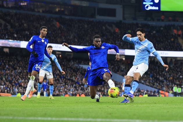 Fußball Premier League Manchester City gegen Chelsea 4. Januar 2026 Premier League Manchester City gegen Chelsea Tijjani Reijnders von Manchester City schießt das 1. Tor gegen Benoit Badiashile von Chelsea Foto Simon Stacpoole Abseits Manchester UK  Copyright: xSimonxStacpoolexOffside