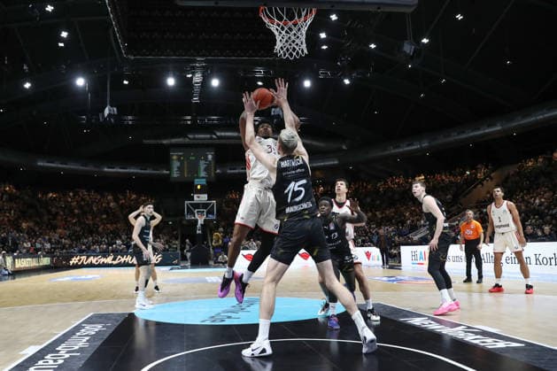 04 01 2026, xgox, Basketball, easyCredit BBL, Basketball Loewen Braunschweig FC Bayern München emspor, v l David McCormack Bayern, 33 , Philipp Hartwich Braunschweig, 15 Braunschweig