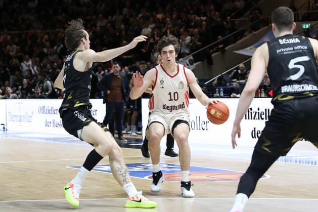 04 01 2026, xgox, Basketball, easyCredit BBL, Basketball Loewen Braunschweig FC Bayern München emspor, v l Justinian Jessup Bayern, 10 Braunschweig
