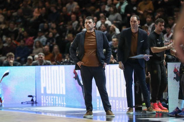 04 01 2026, xgox, Basketball, easyCredit BBL, Basketball Loewen Braunschweig FC Bayern München emspor, v l Konstantin Papazoglou Braunschweig, Coach Braunschweig