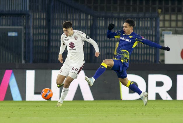 Giovane Santana do Nascimiento of Hellas Verona FC battle for the ball with Gvidas Gineitis of Torino FC during Hellas Verona FC vs Torino FC, 18Â° Serie A Enilive 2025-26 game at Marcantonio Bentegodi stadium in Verona (VR), Italy, on January 04, 2026.  Copyright: xDavidexCasentini IPAxSportx xipa-agency.netx xx IPA_69691813 IPA_Agency_IPA69691813
