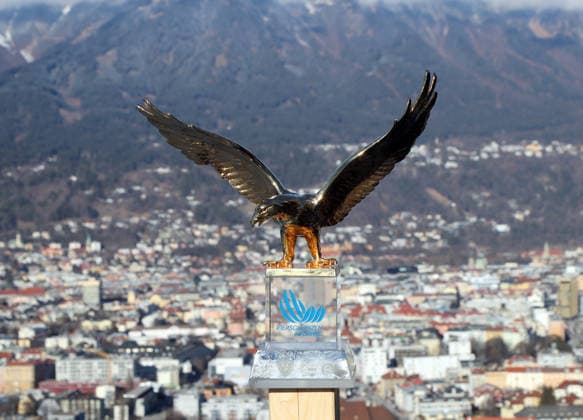 74.Internationale Vierschanzentournee, Skispringen, Herren, Weltcup, Innsbruck, Bergisel, 4hills Der Siegerpokal, Adler für den Gesamtsieger der Vierschanzentournee hoch über Innsbruck *** 74 International Four Hills Tournament, Ski Jumping, Men, World Cup, Innsbruck, Bergisel, 4hills The winners trophy, eagle for the overall winner of the Four Hills Tournament high above Innsbruck