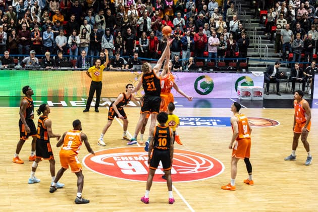 GER, easy Credit Basketball Bundesliga, Niners Chemnitz RASTA Vechta 04 01 2026, Messe, Chemnitz, GER, easy Credit Basketball Bundesliga, Niners Chemnitz RASTA Vechta Tipp off, Lars Thiemann RASTA Vechta 21 , Julian Steinfeld Niners Chemnitz, 21 Foto Alexander Trienitz Chemnitz Messe Sachsen Germany