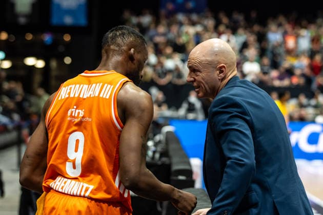 GER, easy Credit Basketball Bundesliga, Niners Chemnitz RASTA Vechta 04 01 2026, Messe, Chemnitz, GER, easy Credit Basketball Bundesliga, Niners Chemnitz RASTA Vechta John Edward Newman III Niners Chemnitz, 9 speaks with Rodrigo Pastore Head Coach , Niners Chemnitz Photo Alexander Trienitz Chemnitz Messe Sachsen Germany