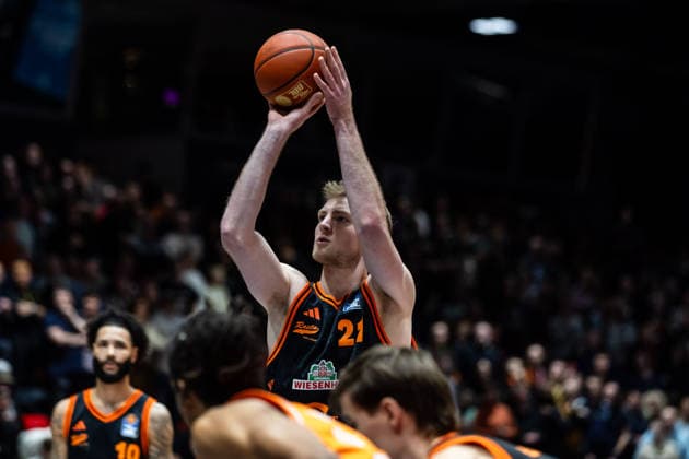 GER, easy Credit Basketball Bundesliga, Niners Chemnitz RASTA Vechta 04 01 2026, Messe, Chemnitz, GER, easy Credit Basketball Bundesliga, Niners Chemnitz RASTA Vechta Lars Thiemann RASTA Vechta 21 at a free throw Photo Alexander Trienitz Chemnitz Messe Sachsen Germany