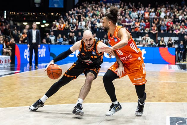 GER, easy Credit Basketball Bundesliga, Niners Chemnitz RASTA Vechta 04 01 2026, Messe, Chemnitz, GER, easy Credit Basketball Bundesliga, Niners Chemnitz RASTA Vechta Tommy Kuhse RASTA Vechta 12 , Kaza Kajami Keane Niners Chemnitz, 10 Foto Alexander Trienitz Chemnitz Messe Sachsen Germany