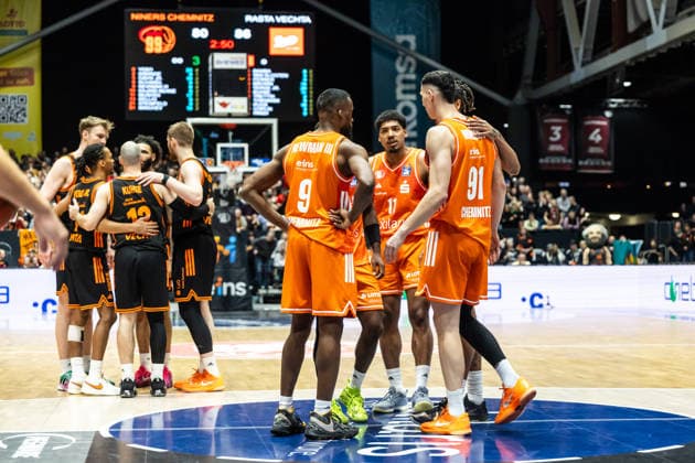 GER, easy Credit Basketball Bundesliga, Niners Chemnitz RASTA Vechta 04 01 2026, Messe, Chemnitz, GER, easy Credit Basketball Bundesliga, Niners Chemnitz RASTA Vechta John Edward Newman III Niners Chemnitz, 9 , Kostja Mushidi Niners Chemnitz, 11 and Yordan Minchev Niners Chemnitz, 91 talk to each other Photo Alexander Trienitz Chemnitz Messe Sachsen Germany