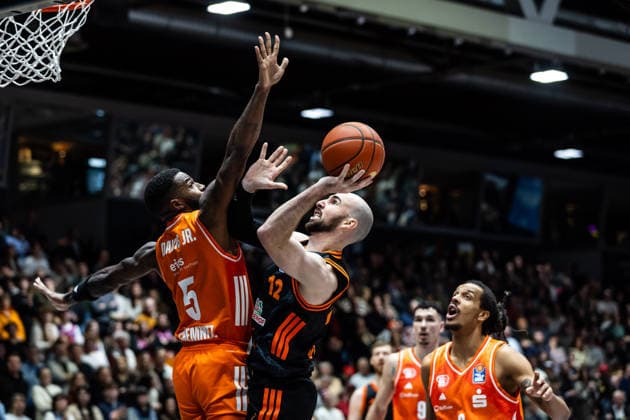 GER, easy Credit Basketball Bundesliga, Niners Chemnitz RASTA Vechta 04 01 2026, Messe, Chemnitz, GER, easy Credit Basketball Bundesliga, Niners Chemnitz RASTA Vechta Tommy Kuhse RASTA Vechta 12 , Corey Davis Jr Niners Chemnitz, 5 Foto Alexander Trienitz Chemnitz Messe Sachsen Germany