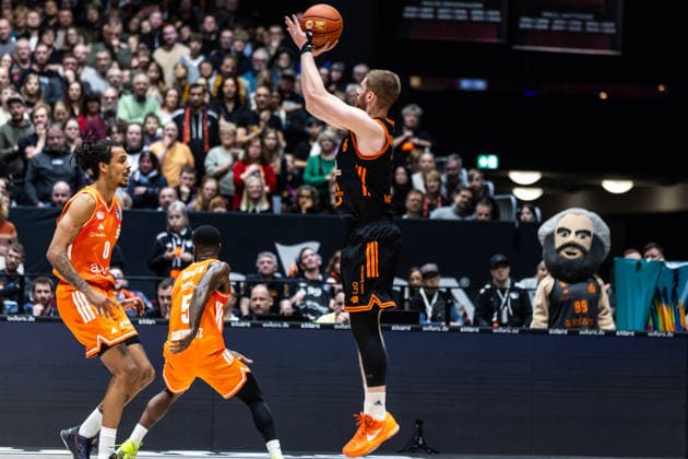GER, easy Credit Basketball Bundesliga, Niners Chemnitz RASTA Vechta 04 01 2026, Messe, Chemnitz, GER, easy Credit Basketball Bundesliga, Niners Chemnitz RASTA Vechta Luc van Slooten RASTA Vechta 6 Foto Alexander Trienitz Chemnitz Messe Sachsen Germany